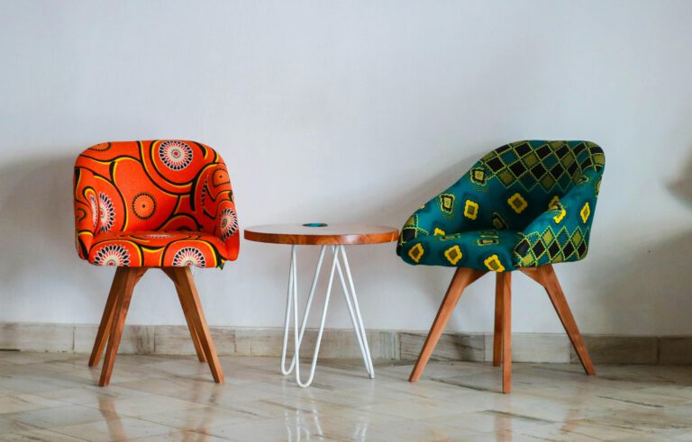 Hoe combineer ik verschillende stoelen in één ruimte?